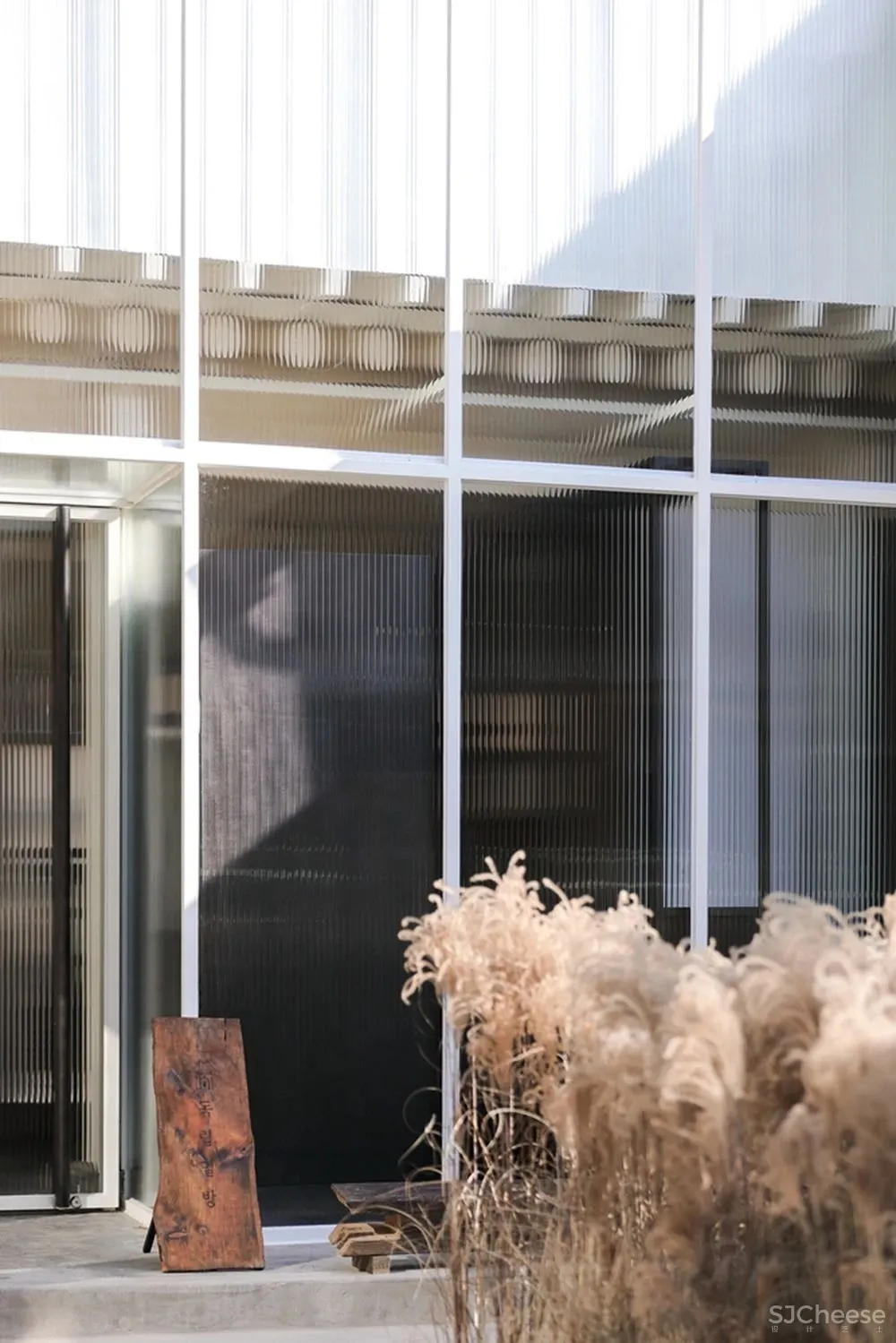 首尔市中心这家餐厅,院里竟种满了茅草?