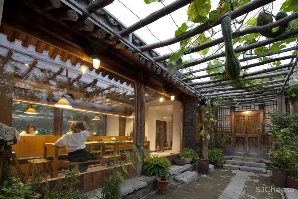 北京这栋沉静百年的老宅没有爆改,却把过道运用得淋漓尽致!