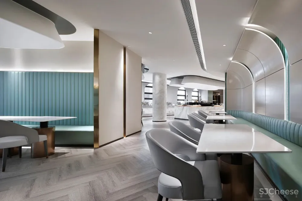 金与蓝点缀的灵动空间,唤起新与旧的时光对话