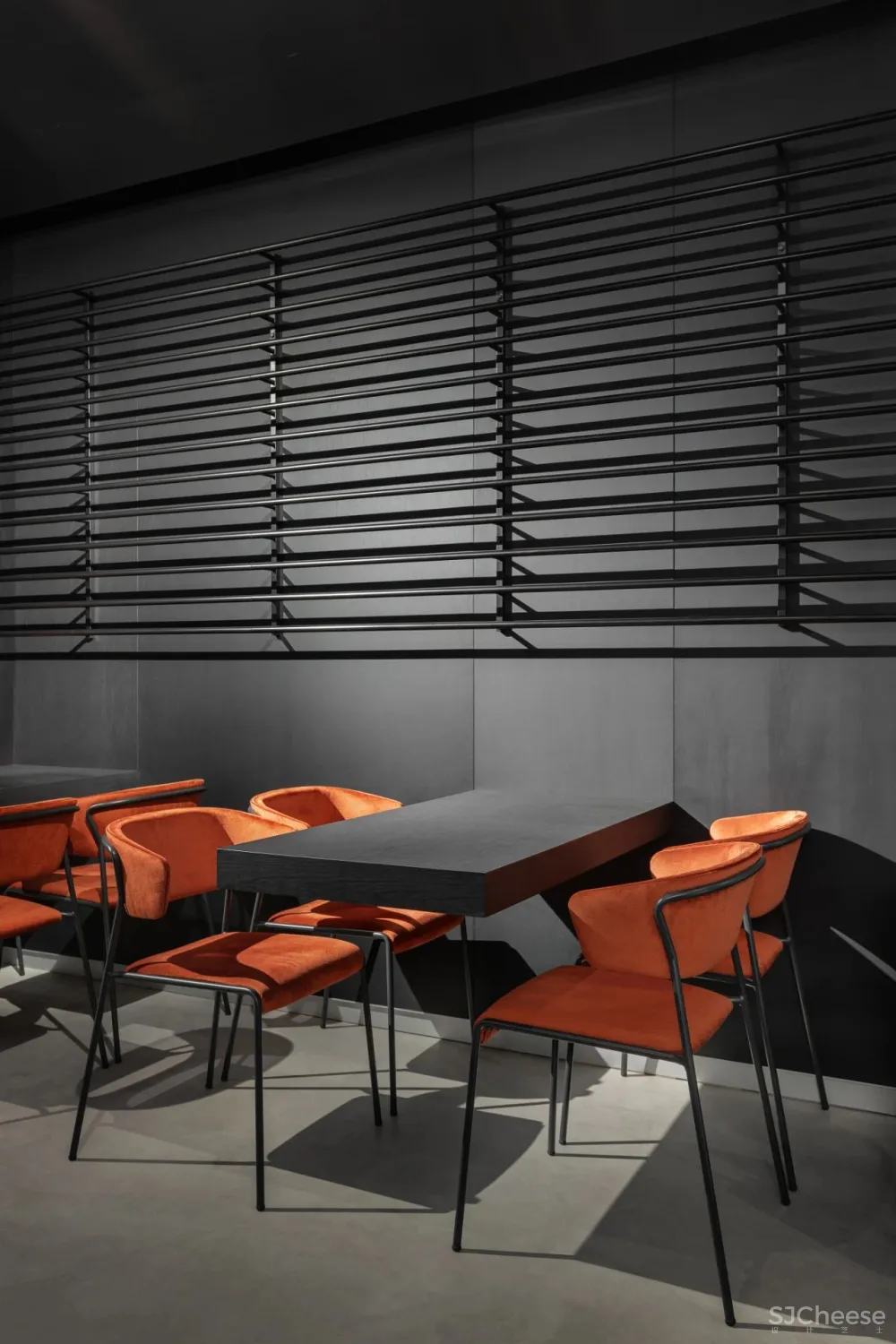 材质极致运用，拉丝不锈钢赋予空间高级感！