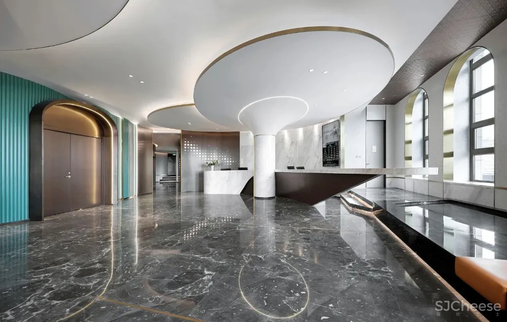 金与蓝点缀的灵动空间,唤起新与旧的时光对话