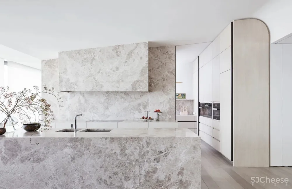 这个家 7 米高的旋转楼梯,美翻了!