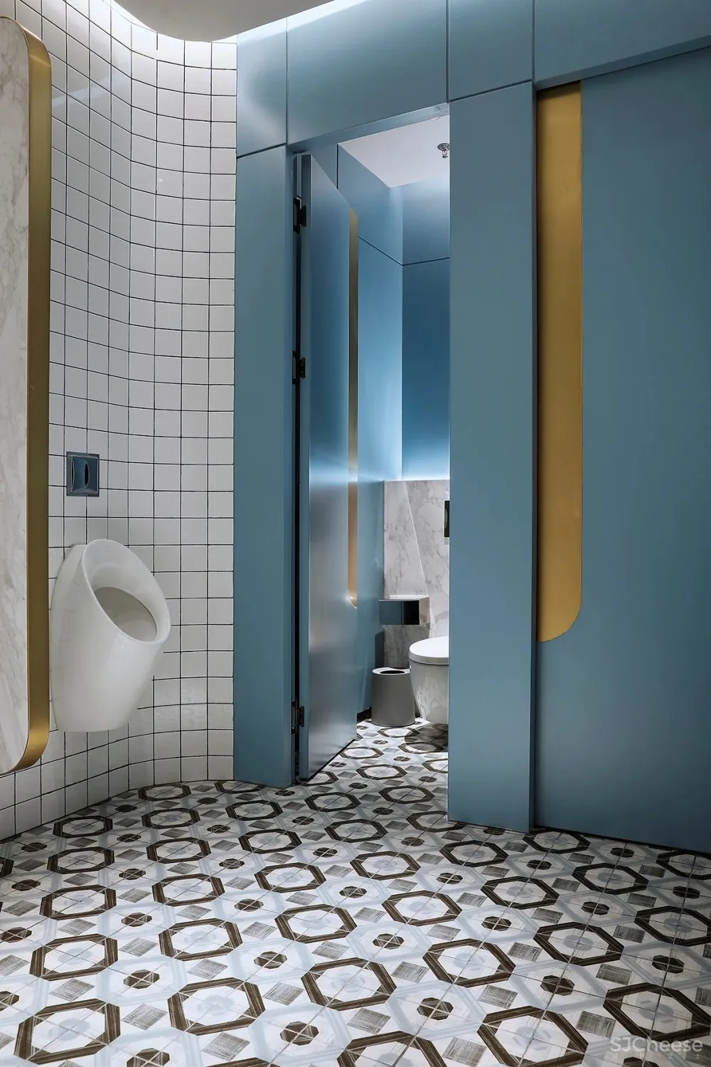 金与蓝点缀的灵动空间,唤起新与旧的时光对话