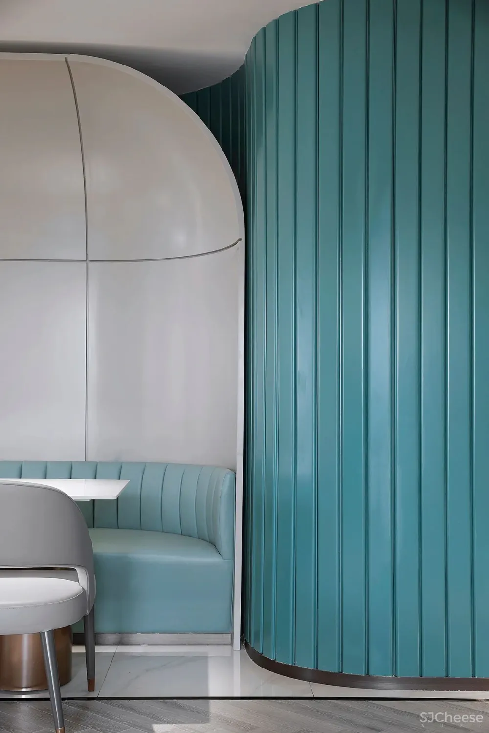 金与蓝点缀的灵动空间,唤起新与旧的时光对话