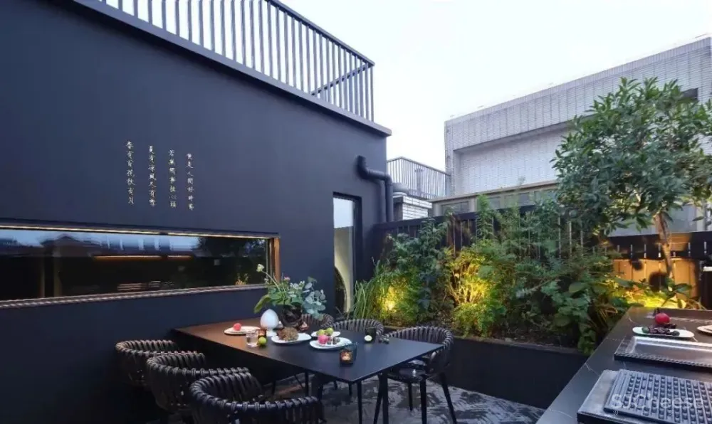 240㎡复式低干预痕迹的设计,在黑白色调中体现高级感 匠人筑语空间设计工作室