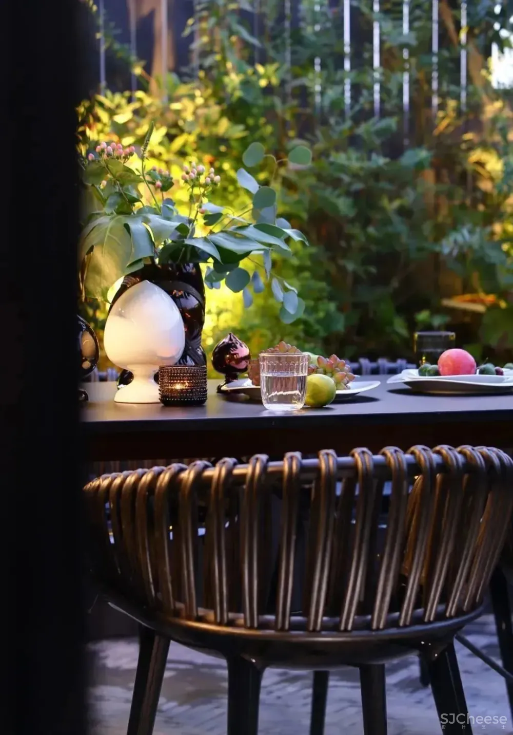 240㎡复式低干预痕迹的设计,在黑白色调中体现高级感 匠人筑语空间设计工作室