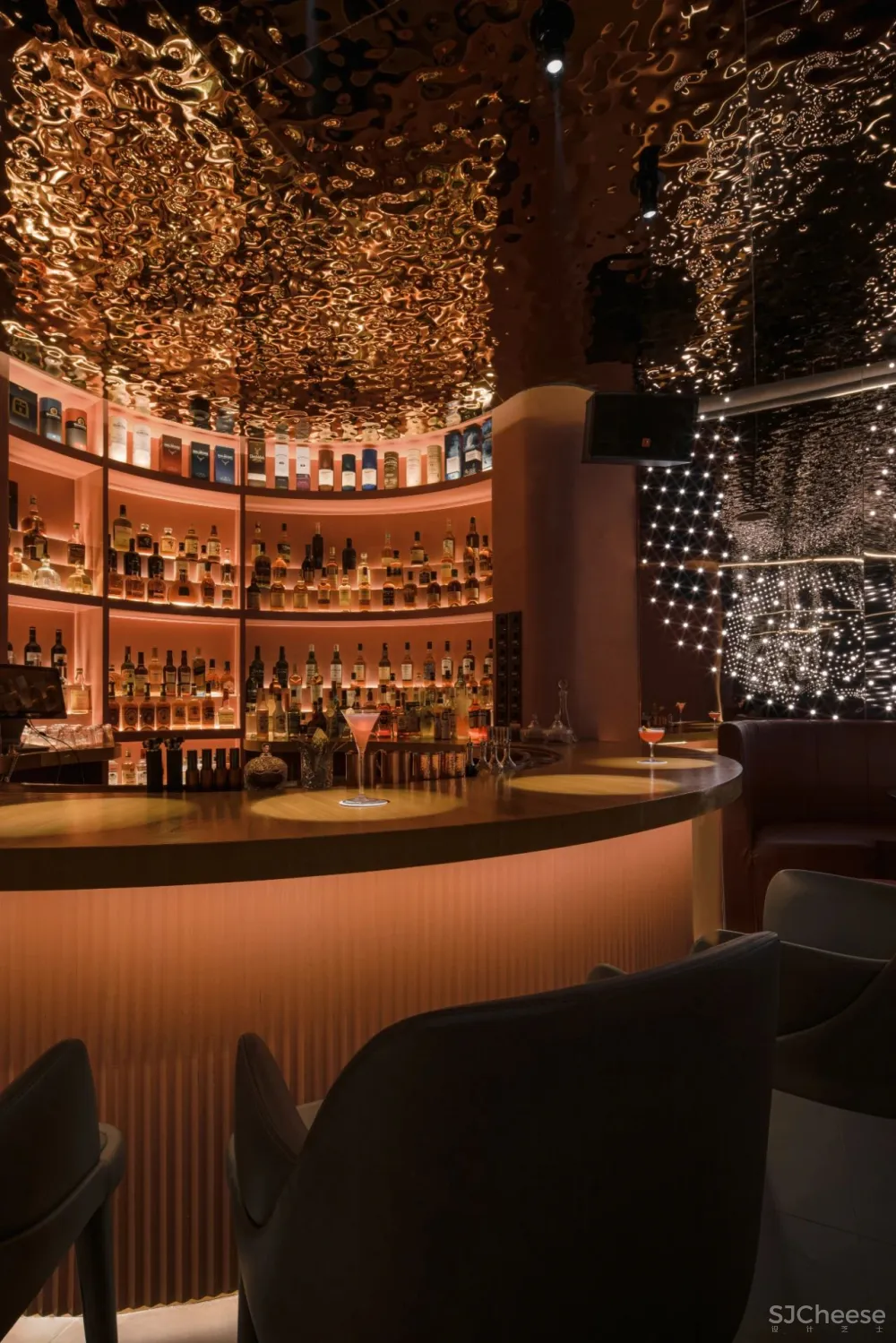 流畅弧线，打造设计感超强的迷你酒吧