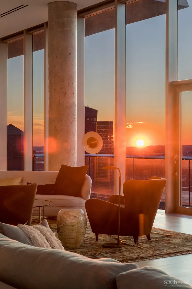 毛坯感的顶层公寓，一个月租金68万，三种软装陈设，哪种更高级？