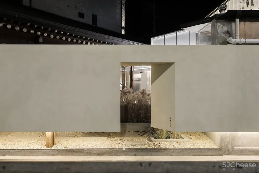 首尔市中心这家餐厅,院里竟种满了茅草?