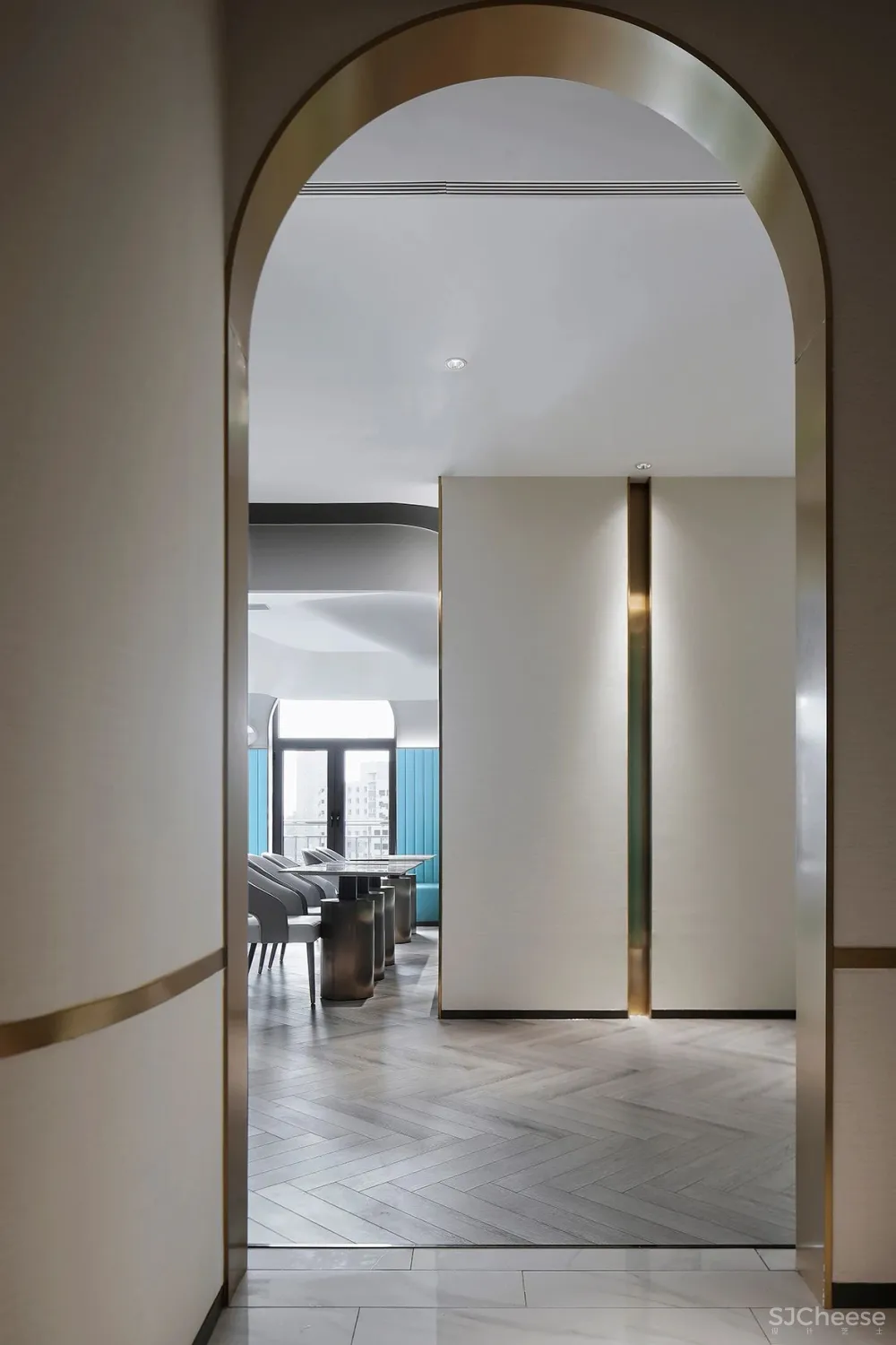 金与蓝点缀的灵动空间,唤起新与旧的时光对话