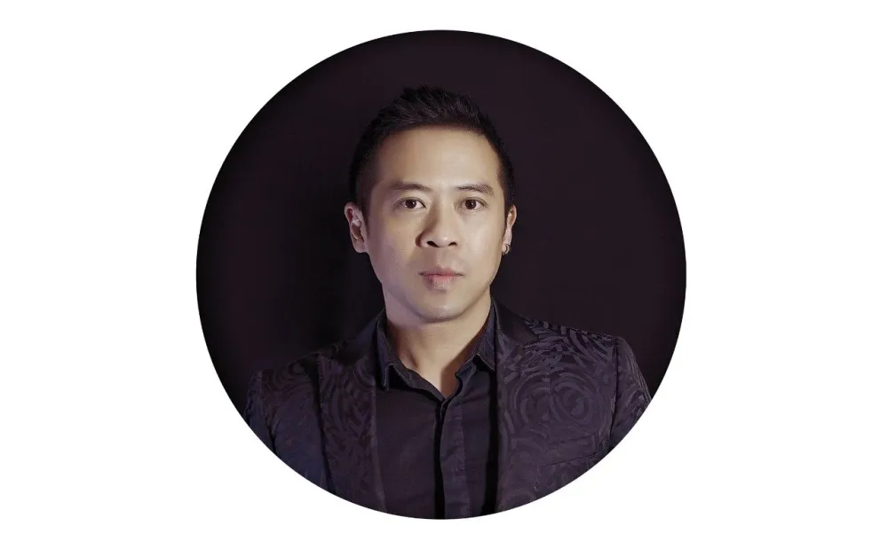 金与蓝点缀的灵动空间,唤起新与旧的时光对话