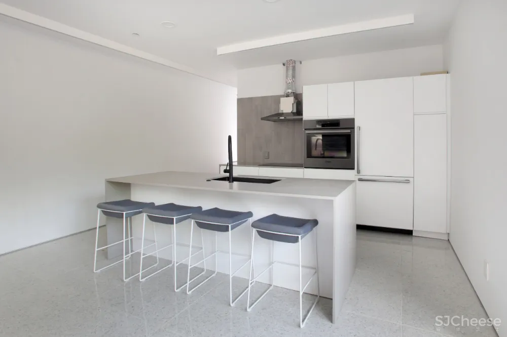 418㎡ 建筑师之家,在树林里探索极简主义美学