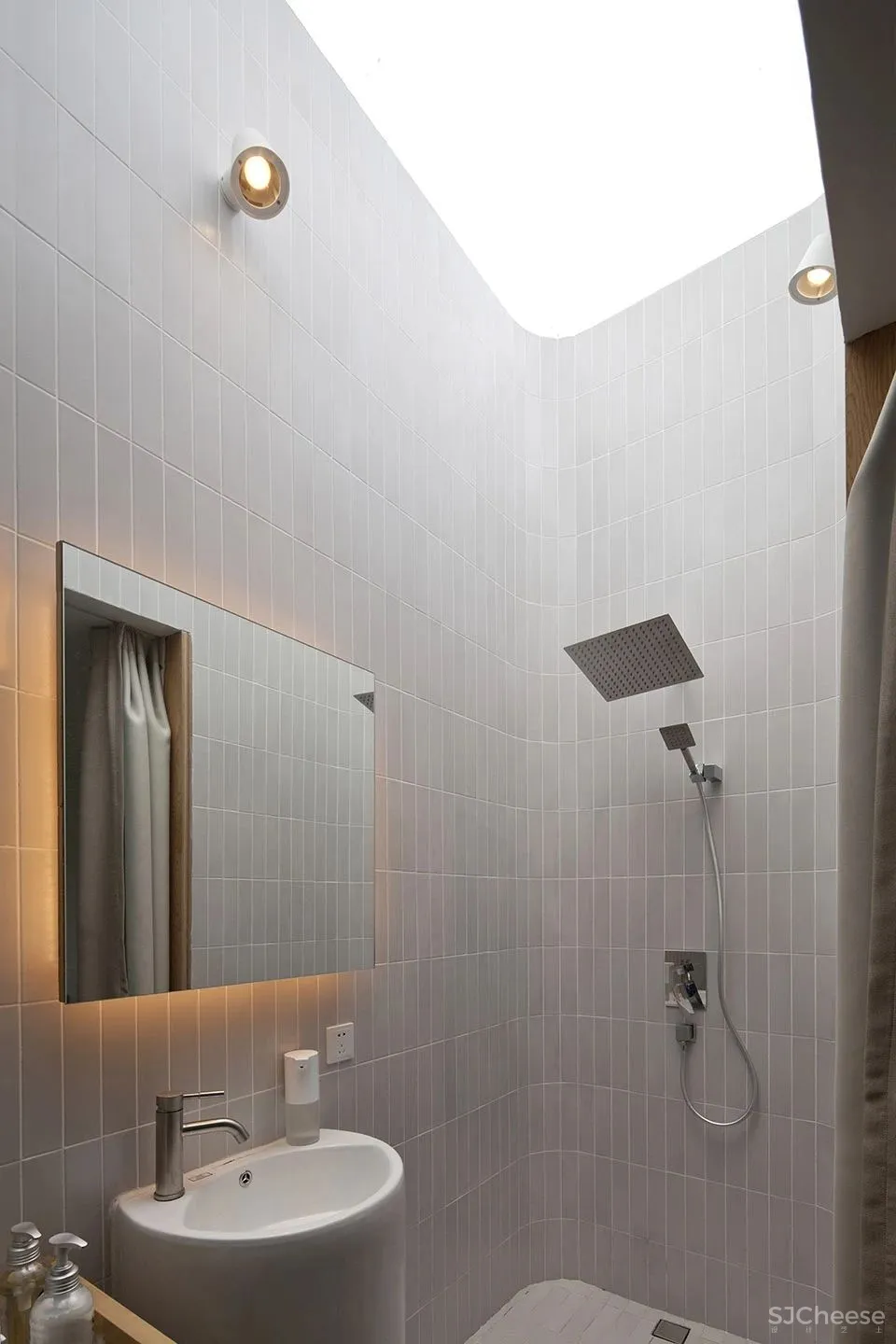 北京这栋沉静百年的老宅没有爆改,却把过道运用得淋漓尽致!