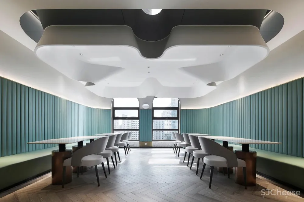 金与蓝点缀的灵动空间,唤起新与旧的时光对话