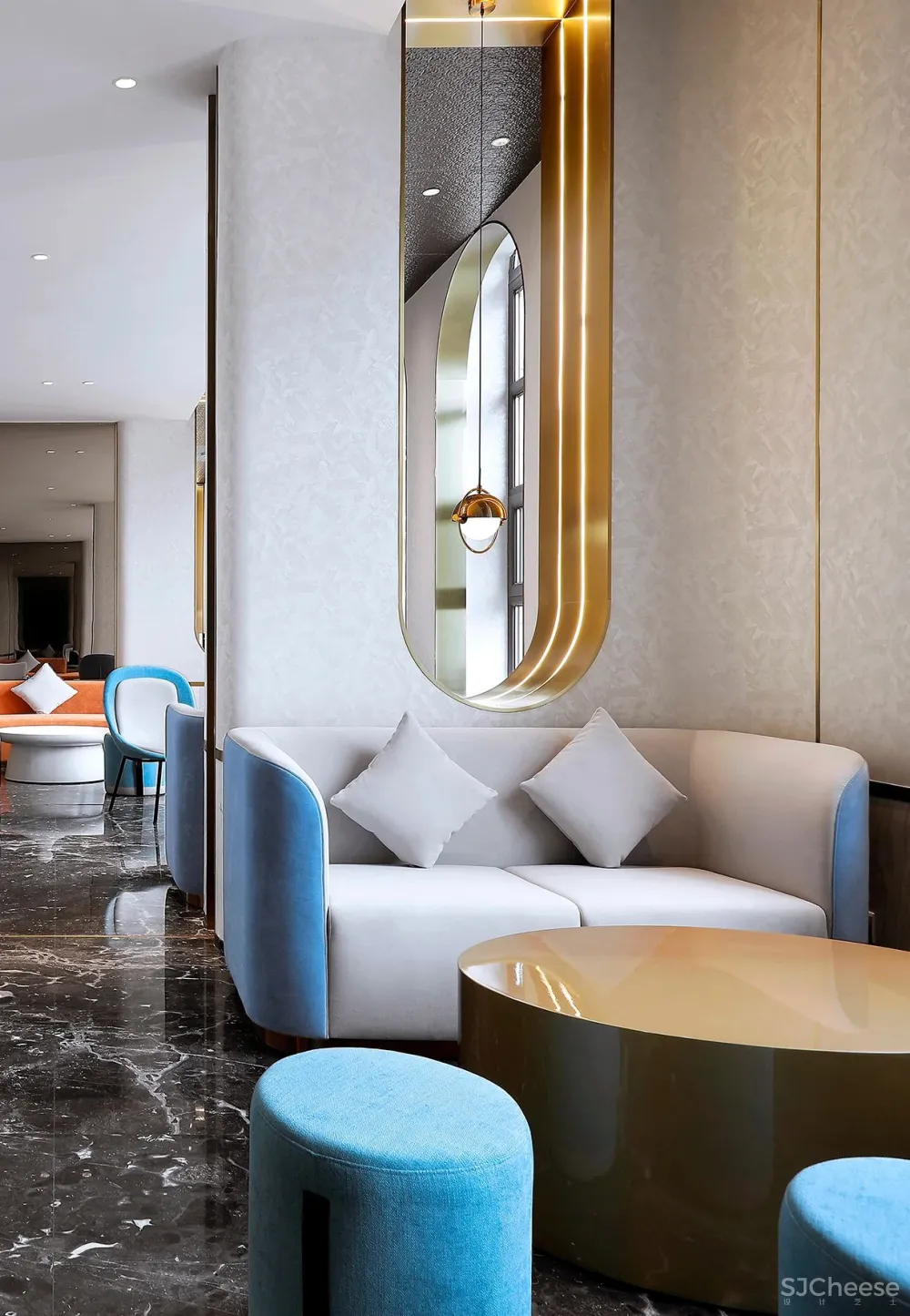 金与蓝点缀的灵动空间,唤起新与旧的时光对话