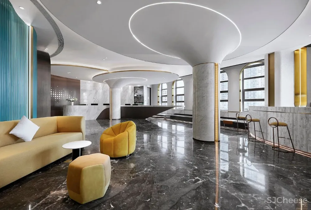 金与蓝点缀的灵动空间,唤起新与旧的时光对话