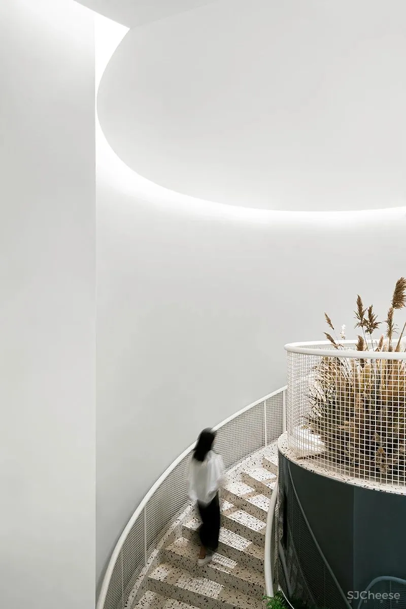 峻佳设计丨水上的白色花园,超现实主义咖啡馆打造城市记忆封面