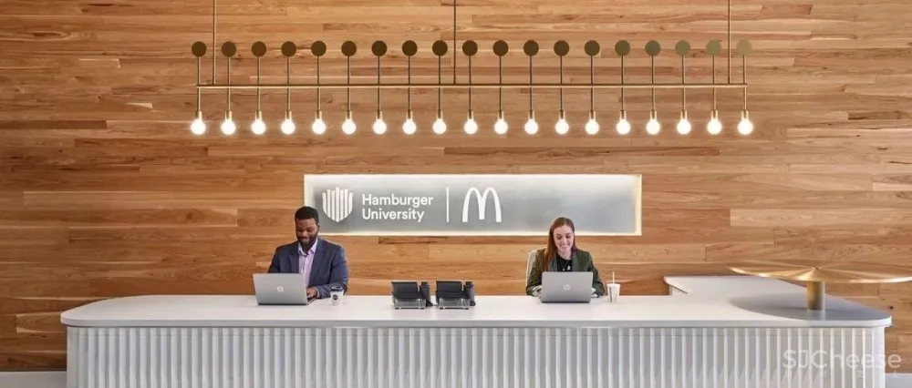 麦当劳第一家全球旗舰餐厅开幕!看似「简易」的设计,却能全靠自己发电