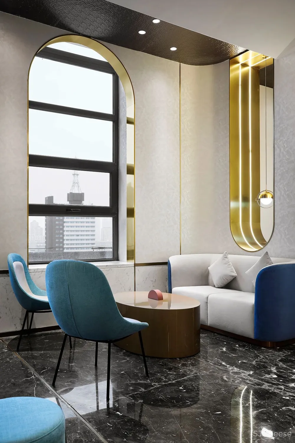 金与蓝点缀的灵动空间,唤起新与旧的时光对话
