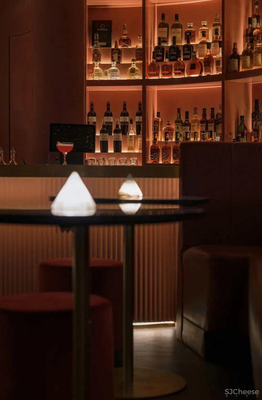 流畅弧线，打造设计感超强的迷你酒吧