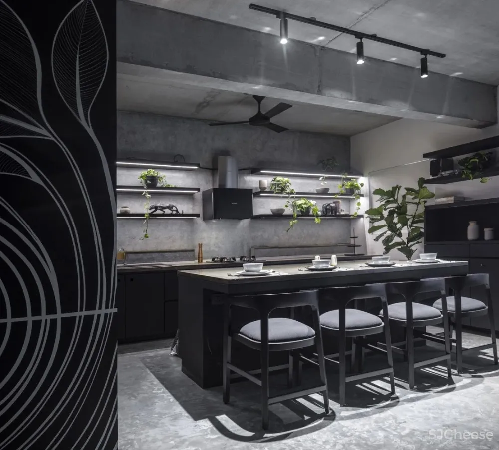 这个家又黑暗又绚烂，既大胆又原始，你会选择住在这个酷酷的空间吗？