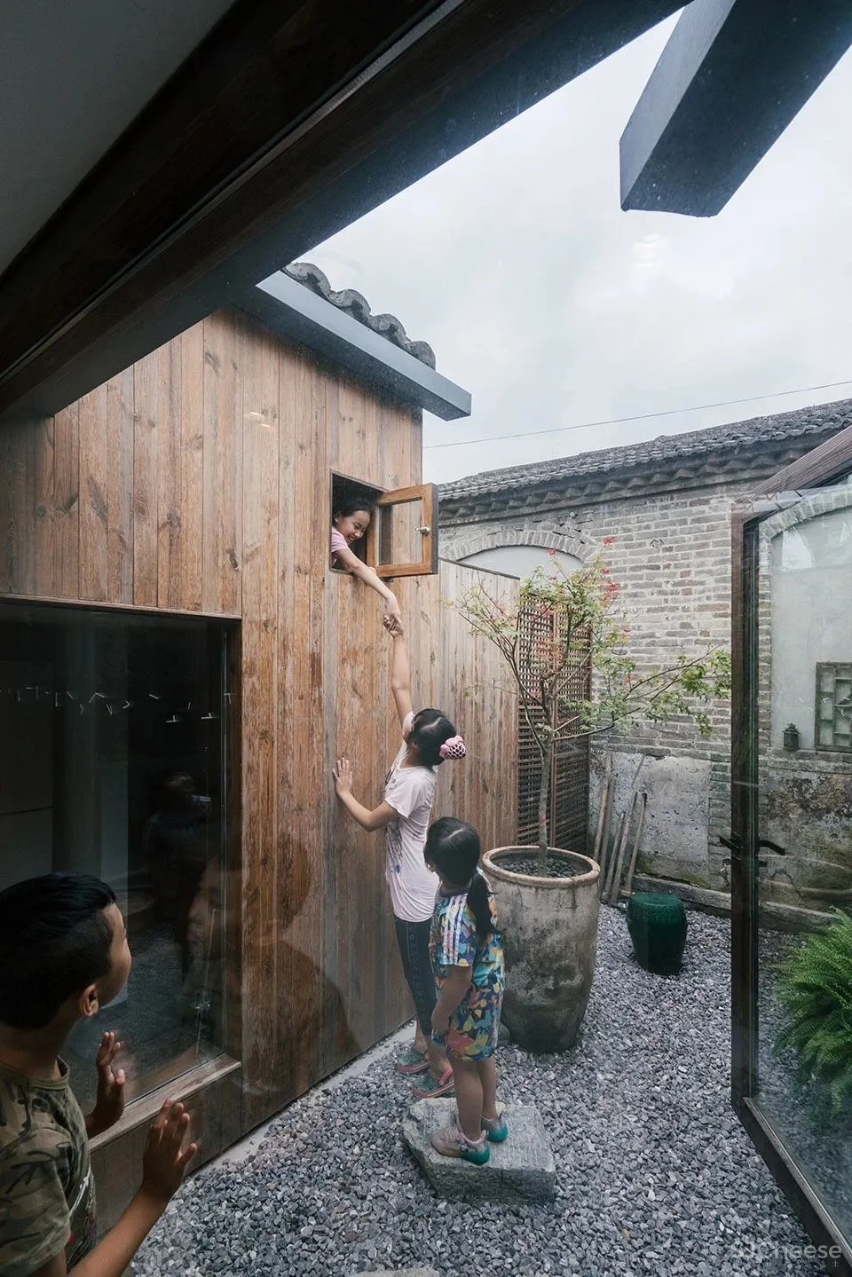 北京这栋沉静百年的老宅没有爆改,却把过道运用得淋漓尽致!