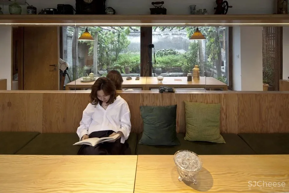 北京这栋沉静百年的老宅没有爆改,却把过道运用得淋漓尽致!