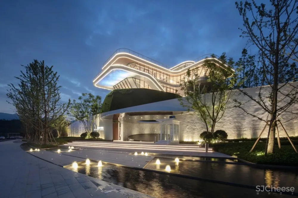 重庆滨江边的“时光之轮” 元禾大千