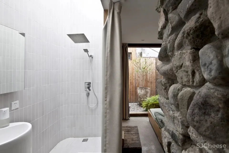 北京这栋沉静百年的老宅没有爆改,却把过道运用得淋漓尽致!