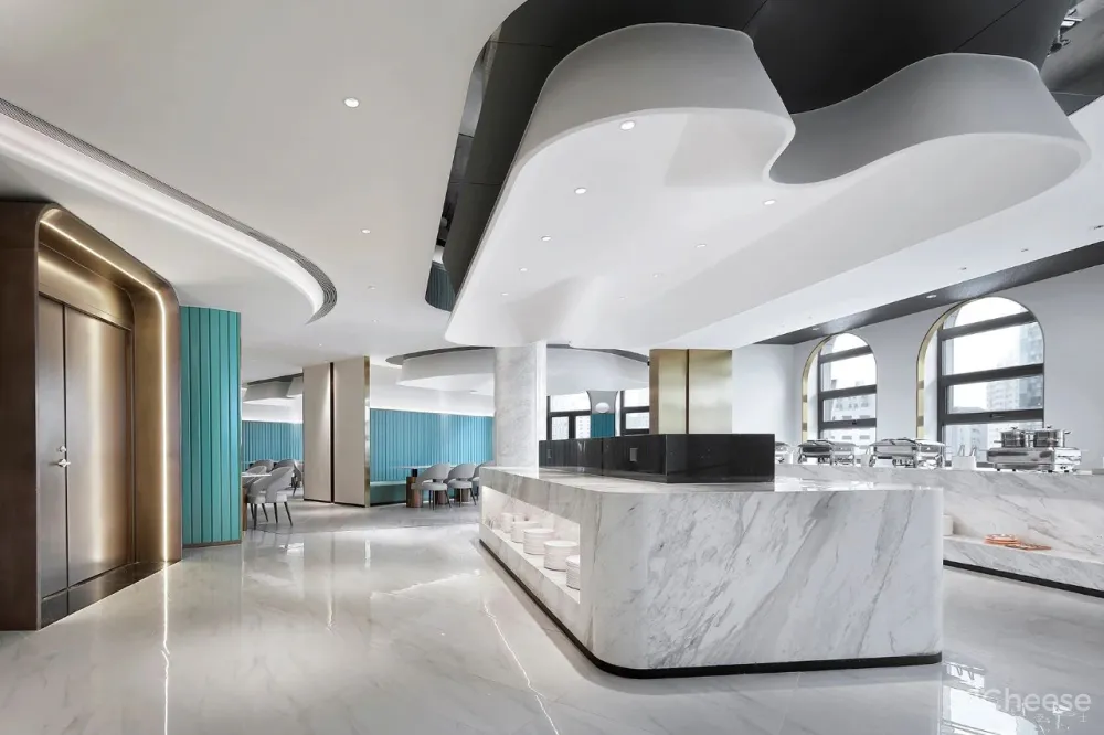 金与蓝点缀的灵动空间,唤起新与旧的时光对话