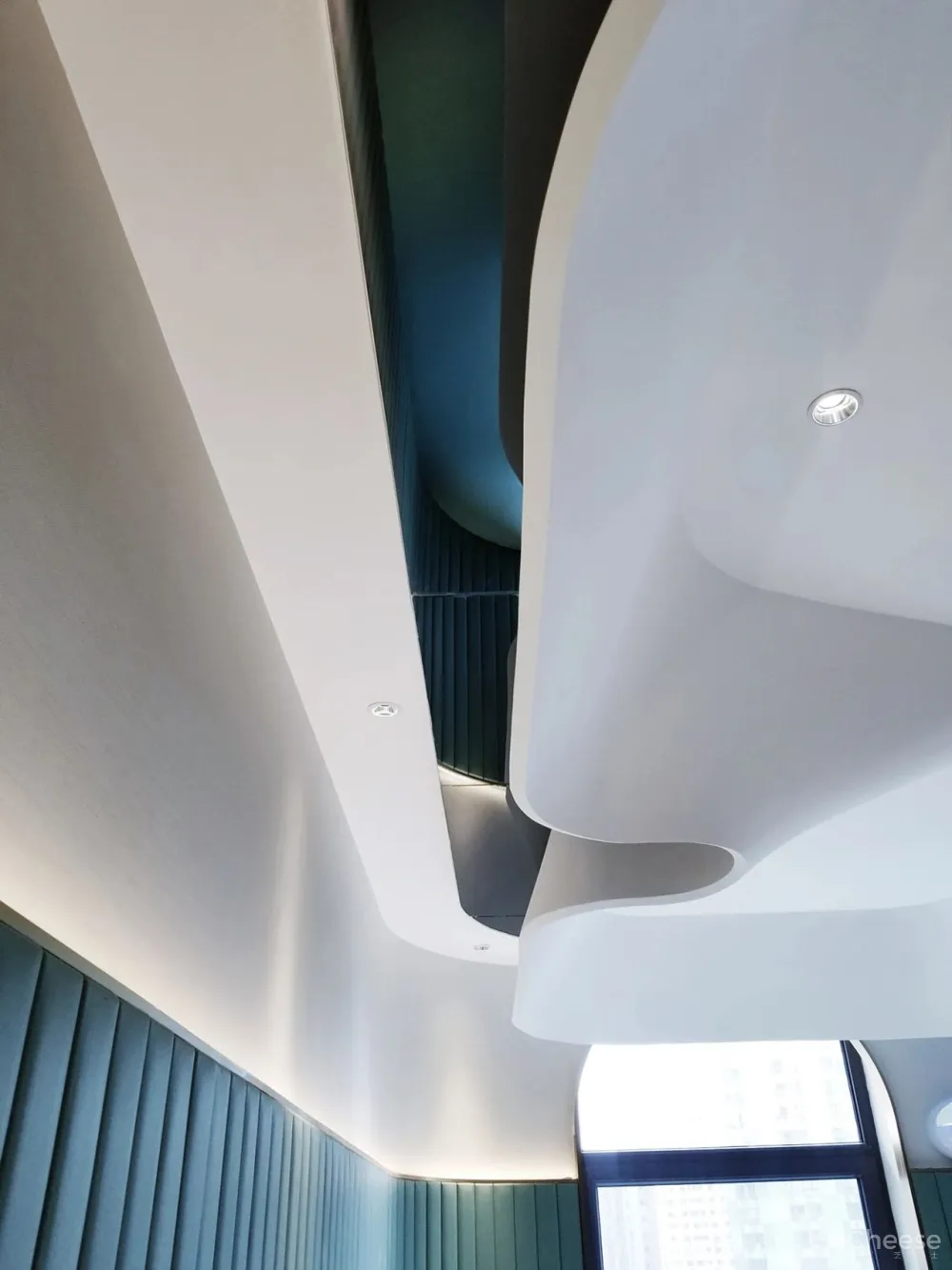 金与蓝点缀的灵动空间,唤起新与旧的时光对话