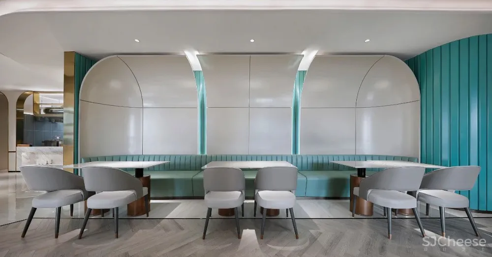 金与蓝点缀的灵动空间,唤起新与旧的时光对话