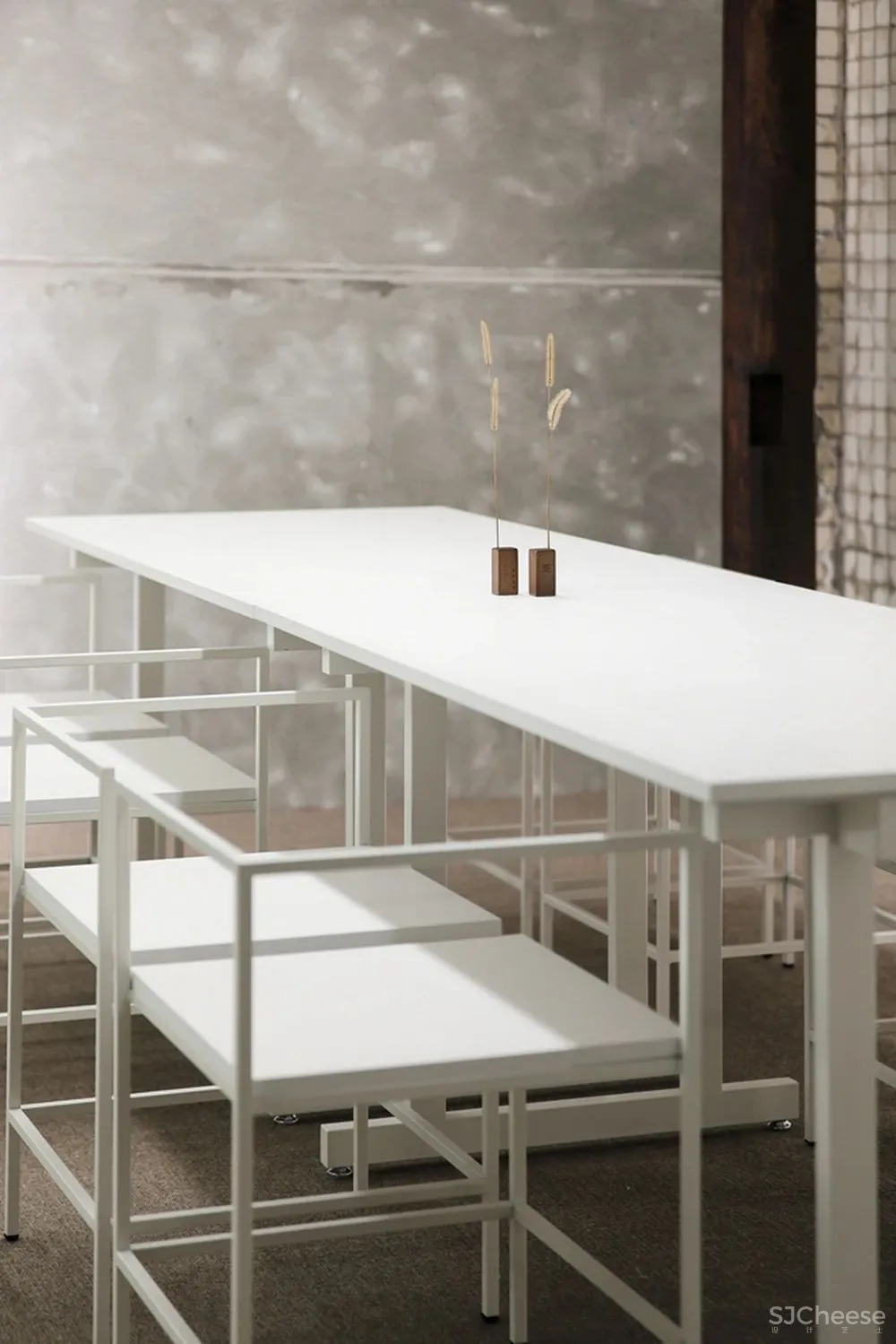 首尔市中心这家餐厅,院里竟种满了茅草?