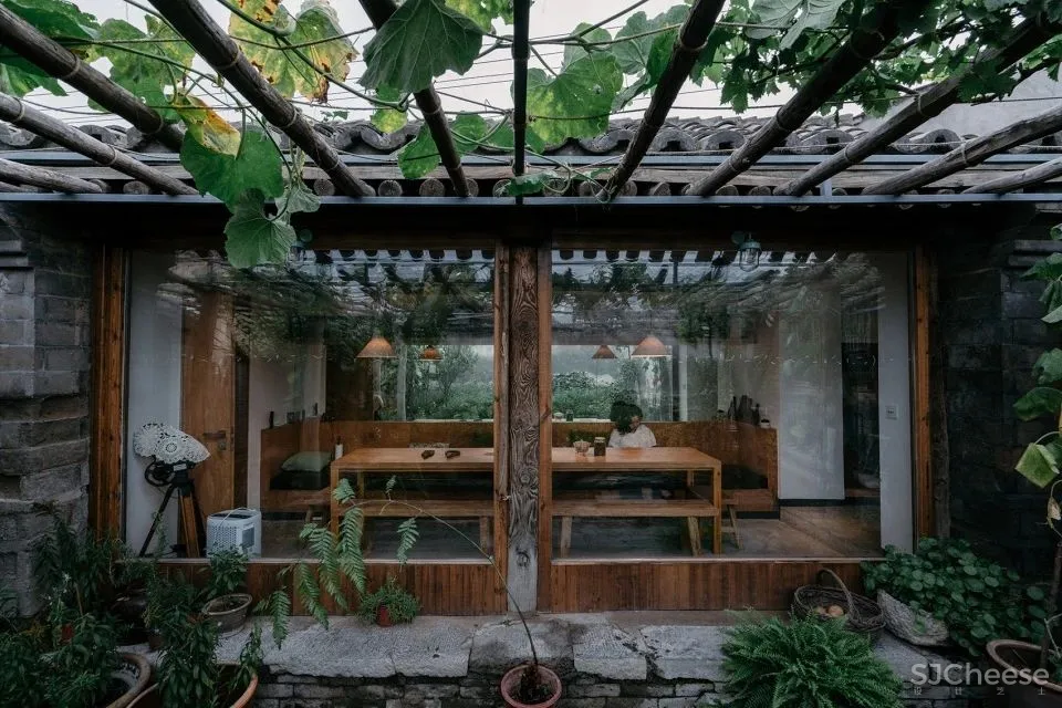 北京这栋沉静百年的老宅没有爆改,却把过道运用得淋漓尽致!