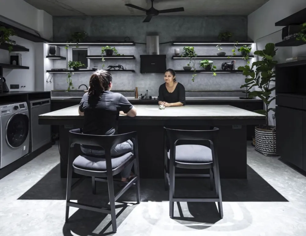 这个家又黑暗又绚烂，既大胆又原始，你会选择住在这个酷酷的空间吗？