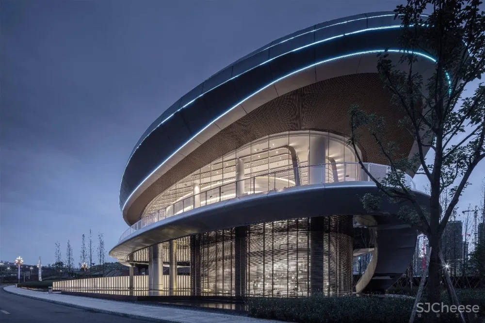 凌子达新作 星云流动的空间