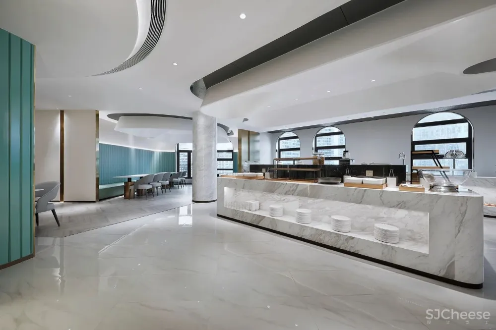 金与蓝点缀的灵动空间,唤起新与旧的时光对话