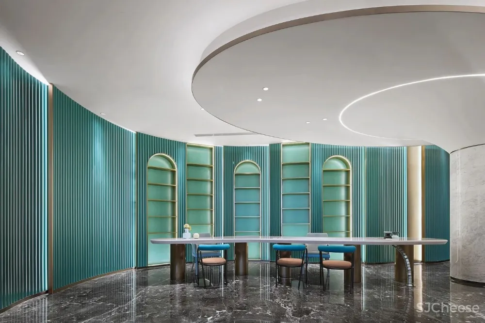 金与蓝点缀的灵动空间,唤起新与旧的时光对话