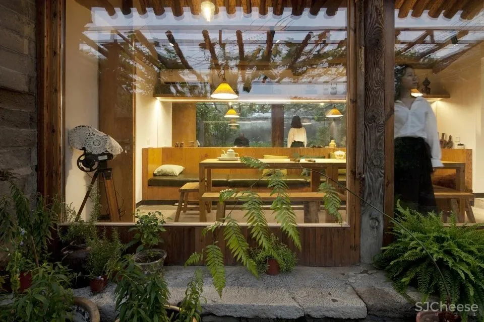 北京这栋沉静百年的老宅没有爆改,却把过道运用得淋漓尽致!