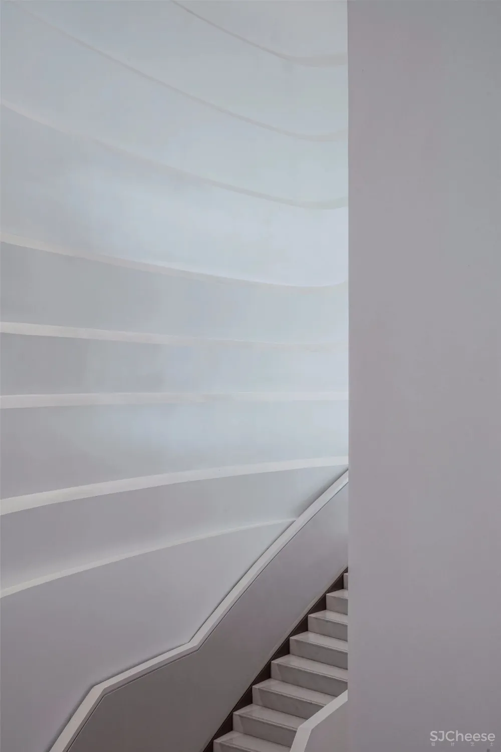 凌子达新作 星云流动的空间