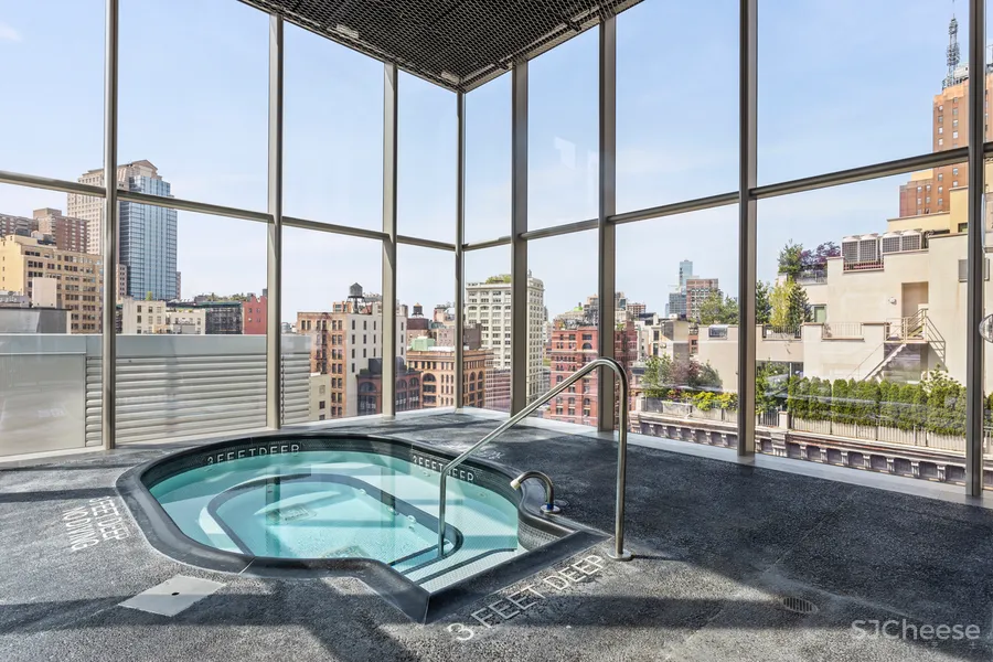 毛坯感的顶层公寓，一个月租金68万，三种软装陈设，哪种更高级？