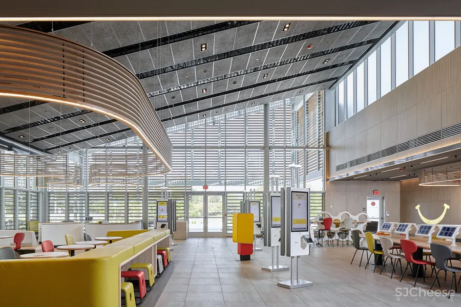 麦当劳第一家全球旗舰餐厅开幕!看似「简易」的设计,却能全靠自己发电