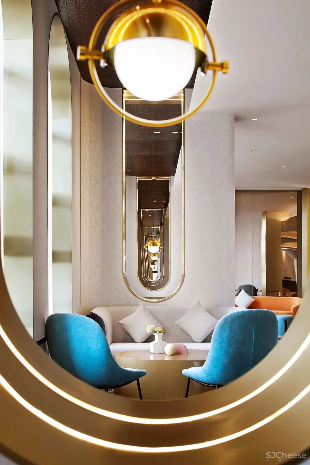 金与蓝点缀的灵动空间,唤起新与旧的时光对话