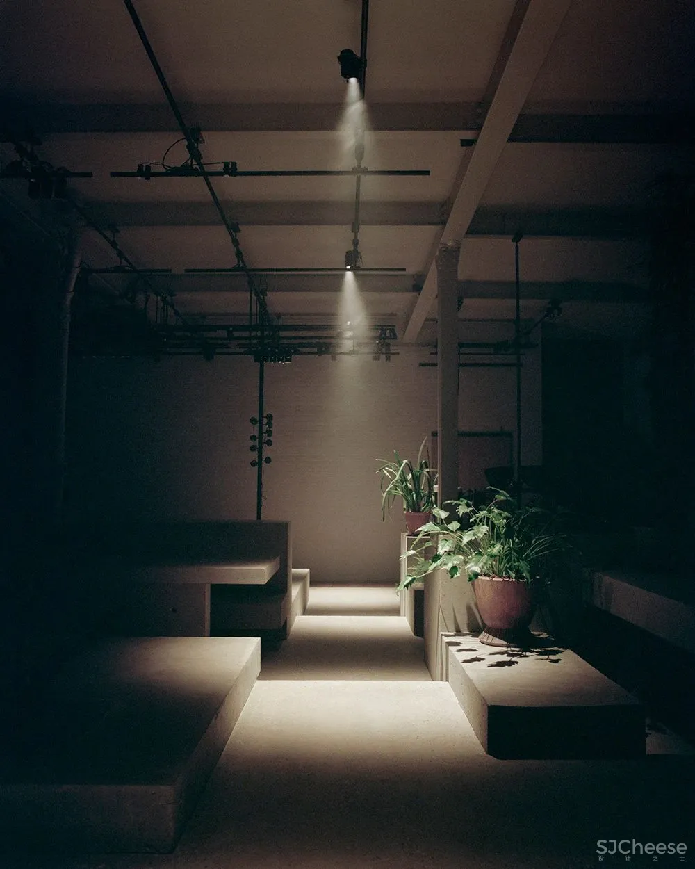 光影下的混凝土之舞 照明设计PSLab伦敦总部展示兼办公设计欣赏