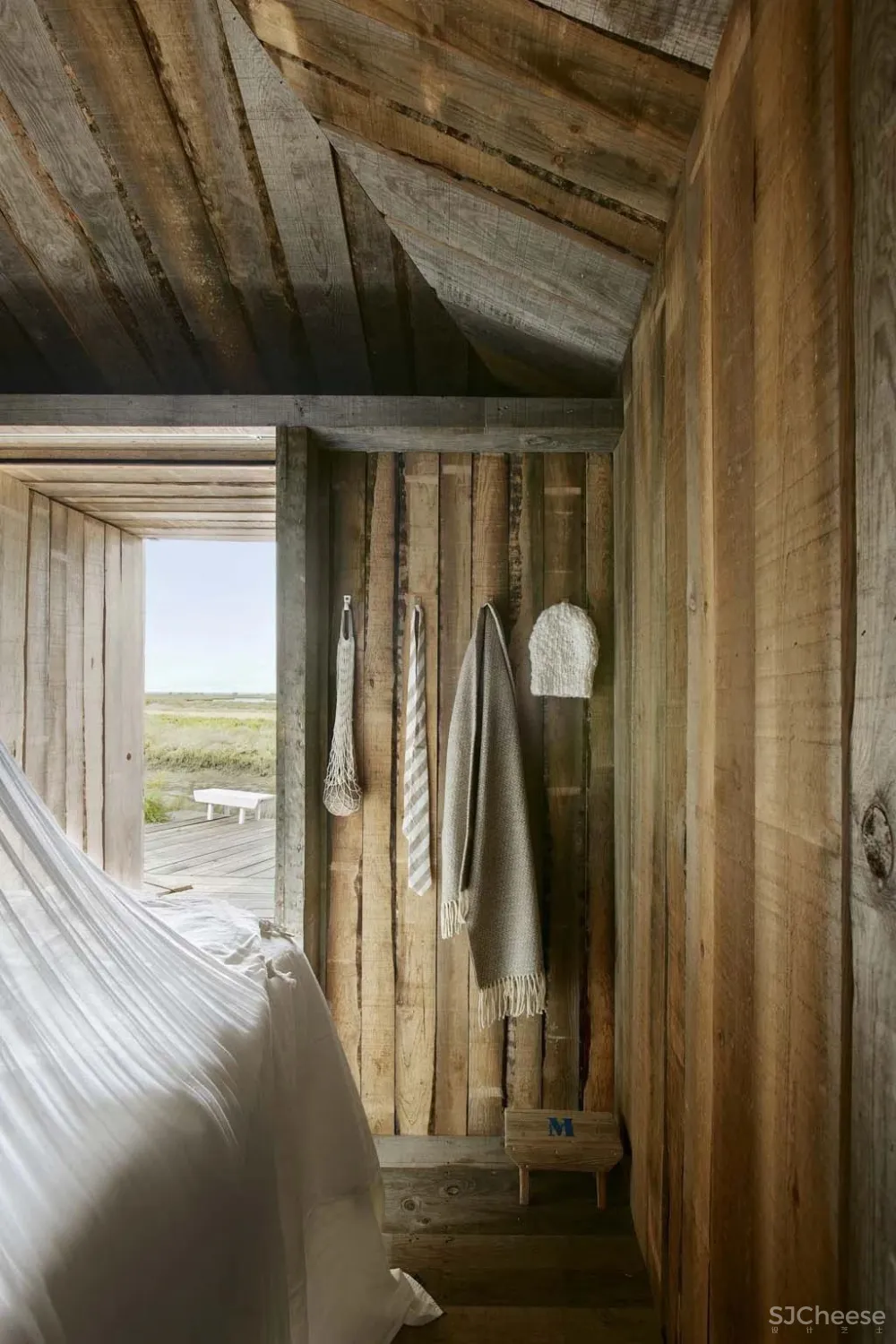 乡下民宿越做越精致，它们却反其道而行：越简陋越高级