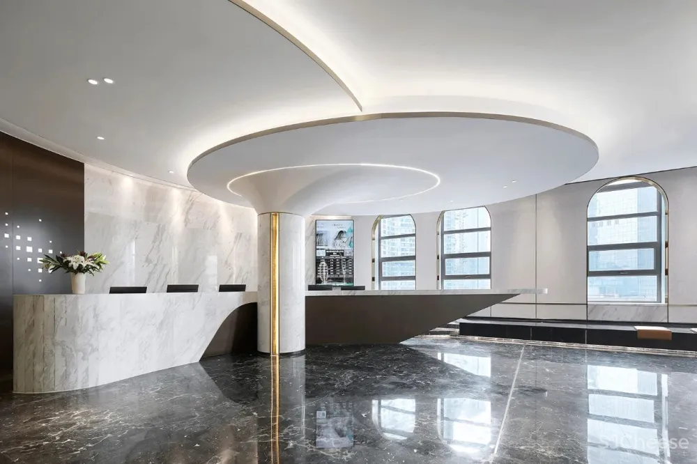 金与蓝点缀的灵动空间,唤起新与旧的时光对话