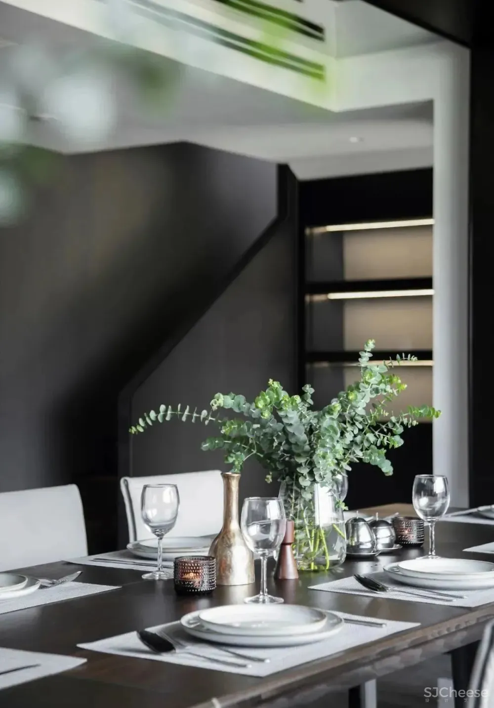 240㎡复式低干预痕迹的设计,在黑白色调中体现高级感 匠人筑语空间设计工作室