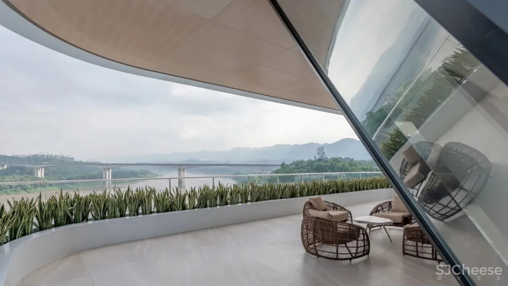 重庆滨江边的“时光之轮” 元禾大千