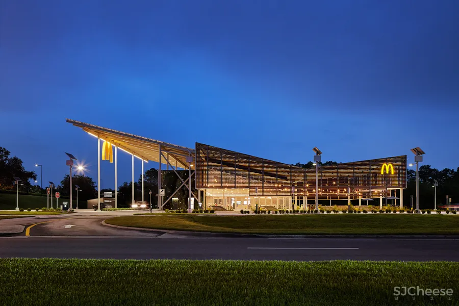 麦当劳第一家全球旗舰餐厅开幕!看似「简易」的设计,却能全靠自己发电