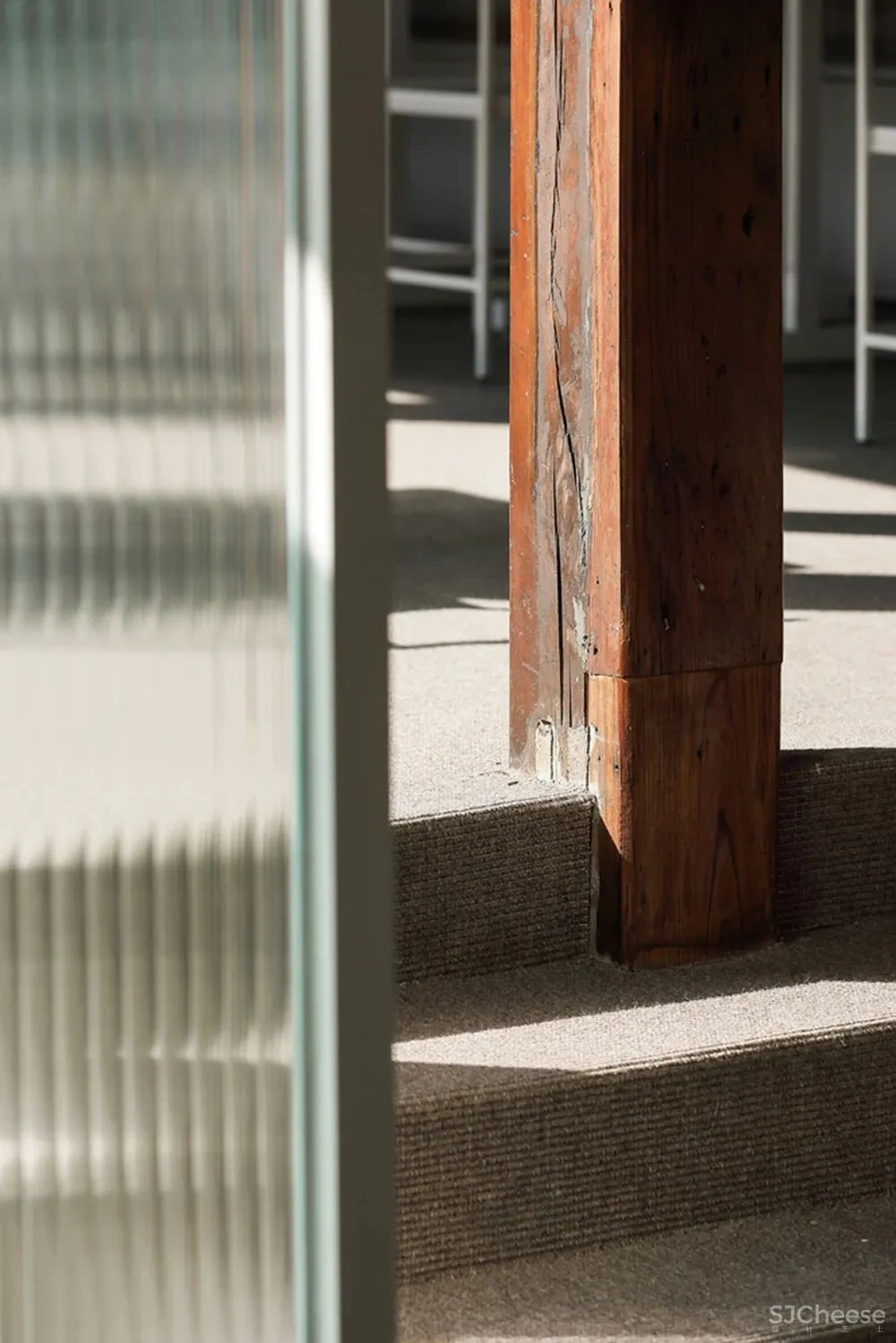 首尔市中心这家餐厅,院里竟种满了茅草?